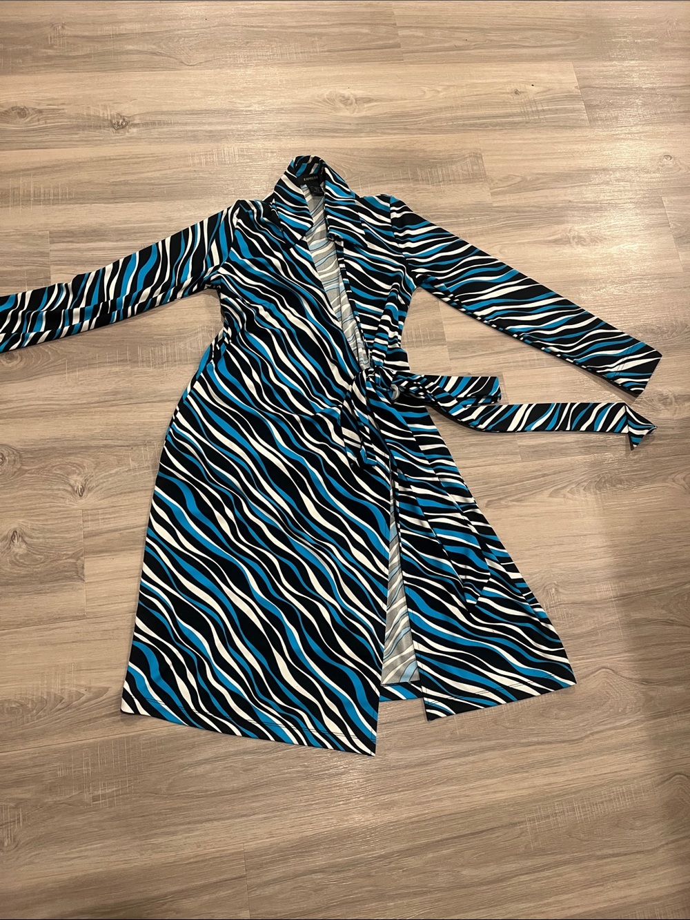 Express Black and Blue Wave-Print Long Sleeve Wrap Dress